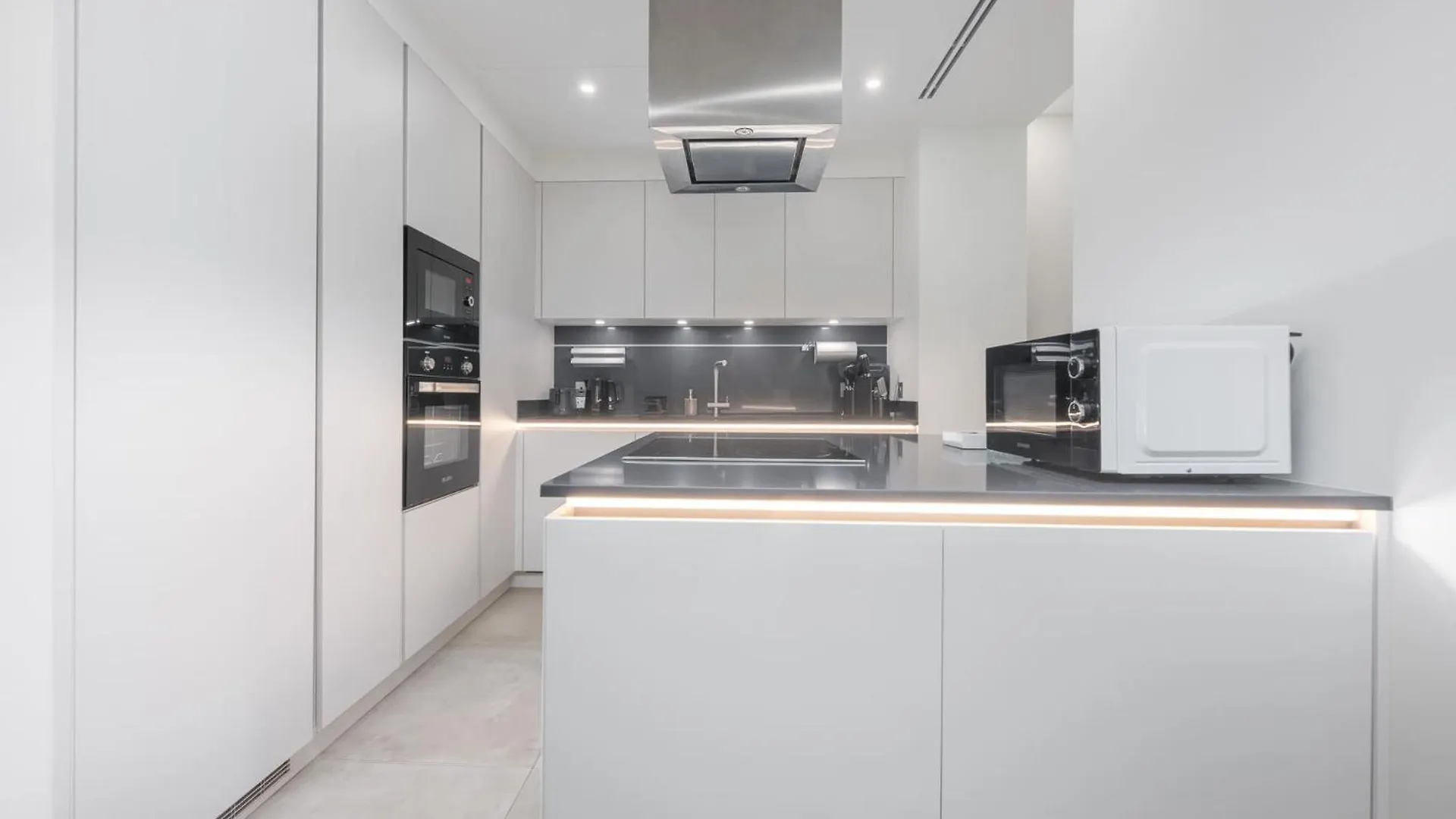 Luxury 2Br Apartment With Full Burj Khalifa View 2-Min Walk To Dubai Mall 0*,  United Arab Emirates